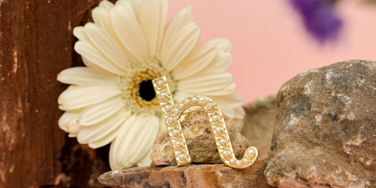 Hijabchic Amaryllis Brooch: Aksesoris Elegan Untuk Tampilan Mewah Di 2025