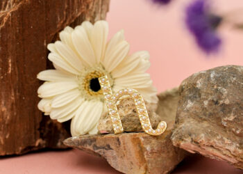 Hijabchic Amaryllis Brooch: Aksesoris Elegan Untuk Penampilan Mewah Di Tahun 2025