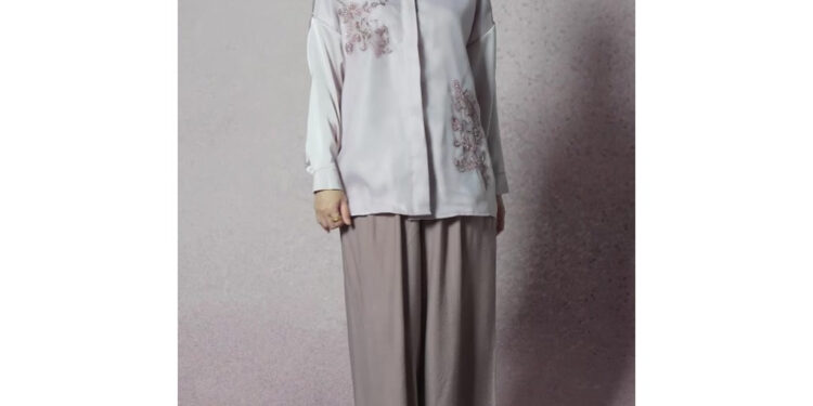 Hijabchic X Tiqasya Alice Embroidery Pale Mauve Top: Atasan Muslim Elegan Untuk Acara Spesial 2025