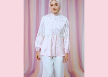 Hijabchic Dalena Creme Pink Top: Baju Blouse Motif Bunga Satin Premium Untuk Tampilan Anggun Di Tahun 2025