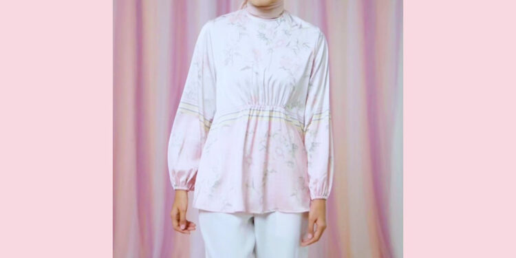 Hijabchic Dalena Creme Pink Top: Baju Blouse Motif Bunga Satin Premium Untuk Tampilan Anggun Di Tahun 2025