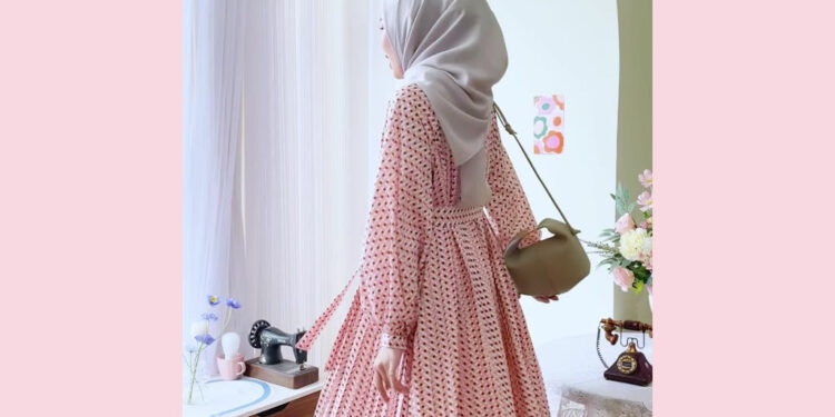 Hijabchic X Sabrina Sosiawan Lunna Peach Brown Geo Dress: Elegansi Gamis Motif Untuk Penampilan Menawan Di Setiap Acara